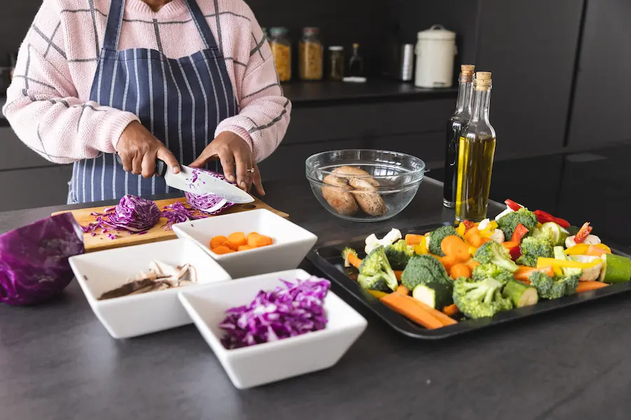 Žena priprema ručak- Yea Protein